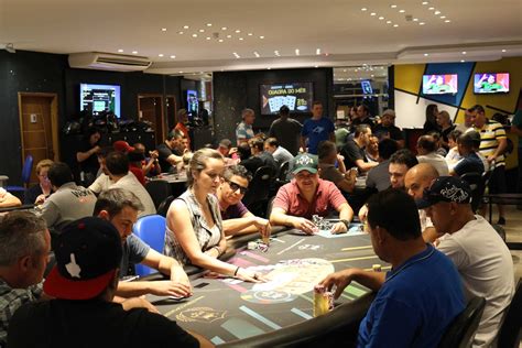 Halle Clube De Poker