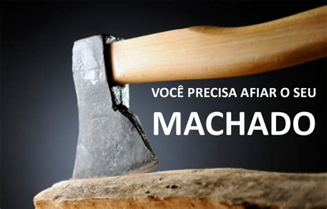 Homem Ataques De Maquina De Fenda Com O Machado